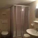 Tirolerhaus - Zentral Und Ruhig - Gemuetliche Dachgeschosswohnung Mit Separater Kueche, Schlafzimmer & Charme - Ab 7 Tage Buchbar Проживание в семье *