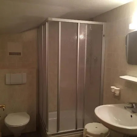 Tirolerhaus - Zentral Und Ruhig - Gemuetliche Dachgeschosswohnung Mit Separater Kueche, Schlafzimmer & Charme - Ab 7 Tage Buchbar Quarto em Acomodações Particulares *