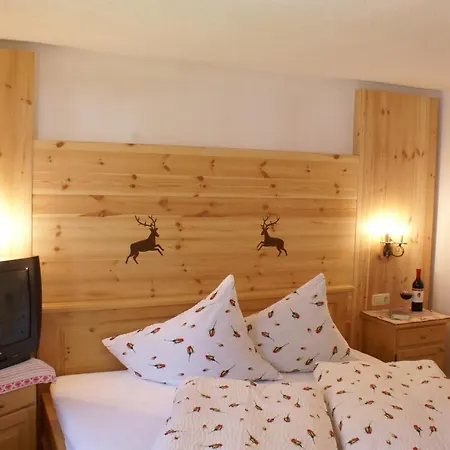 Alloggio in famiglia Tirolerhaus - Zentral Und Ruhig - Gemuetliche Dachgeschosswohnung Mit Separater Kueche, Schlafzimmer & Charme - Ab 7 Tage Buchbar