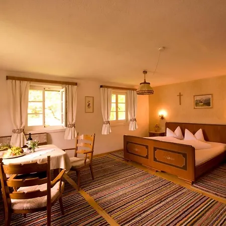 Accommodatie bij particulieren Tirolerhaus - Zentral Und Ruhig - Gemuetliche Dachgeschosswohnung Mit Separater Kueche, Schlafzimmer & Charme - Ab 7 Tage Buchbar *