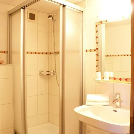 Tirolerhaus - Zentral Und Ruhig - Gemuetliche Dachgeschosswohnung Mit Separater Kueche, Schlafzimmer & Charme - Ab 7 Tage Buchbar