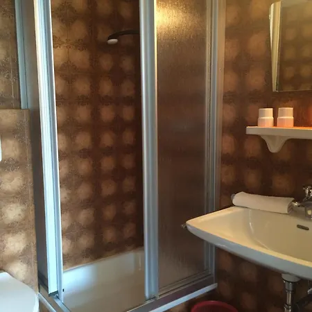 Alloggio in famiglia Tirolerhaus - Zentral Und Ruhig - Gemuetliche Dachgeschosswohnung Mit Separater Kueche, Schlafzimmer & Charme - Ab 7 Tage Buchbar *