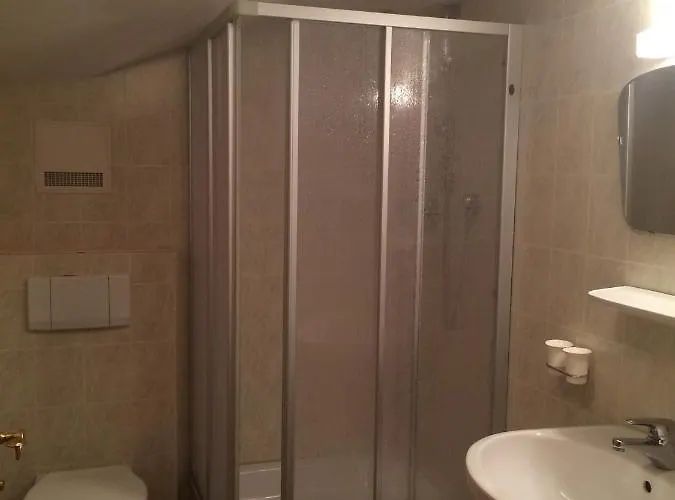 Tirolerhaus - Zentral Und Ruhig - Gemuetliche Dachgeschosswohnung Mit Separater Kueche, Schlafzimmer & Charme - Ab 7 Tage Buchbar Accommodatie bij particulieren *