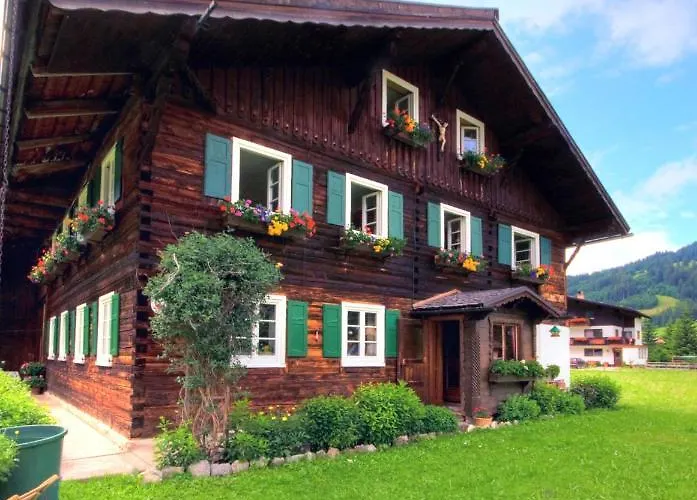 Tirolerhaus - Zentral Und Ruhig - Gemuetliche Dachgeschosswohnung Mit Separater Kueche, Schlafzimmer & Charme - Ab 7 Tage Buchbar