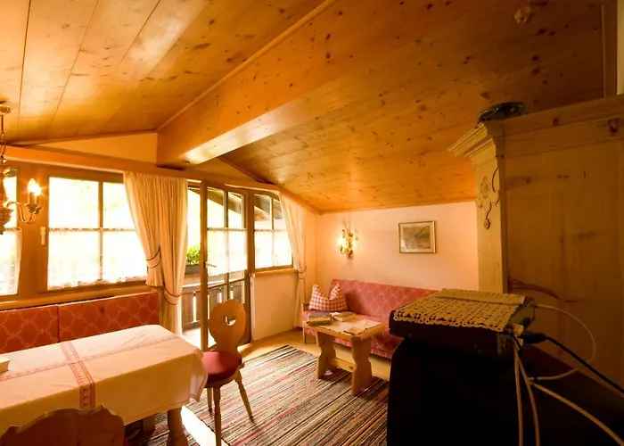 Accommodatie bij particulieren Tirolerhaus - Zentral Und Ruhig - Gemuetliche Dachgeschosswohnung Mit Separater Kueche, Schlafzimmer & Charme - Ab 7 Tage Buchbar *