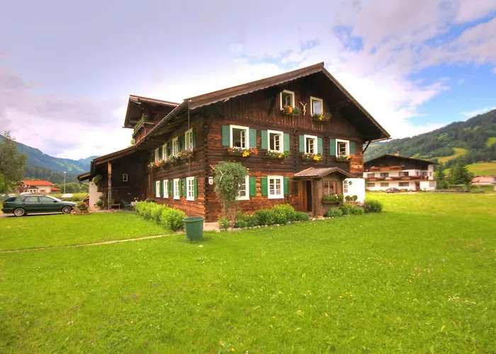 Ubytování v soukromí Tirolerhaus - Zentral Und Ruhig - Gemuetliche Dachgeschosswohnung Mit Separater Kueche, Schlafzimmer & Charme - Ab 7 Tage Buchbar *