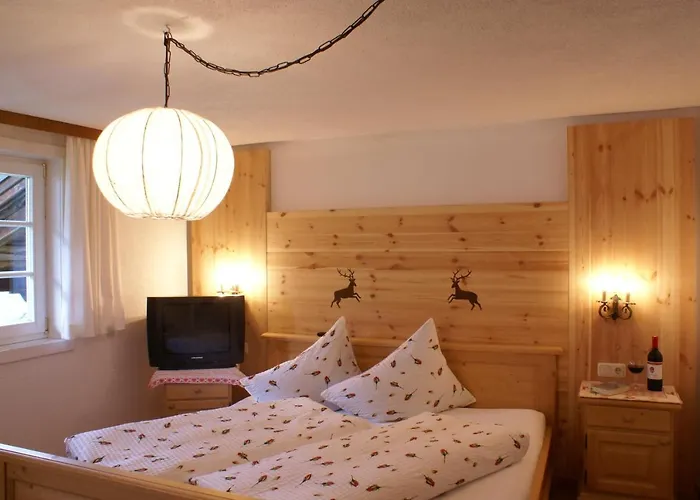 Ubytování v soukromí Tirolerhaus - Zentral Und Ruhig - Gemuetliche Dachgeschosswohnung Mit Separater Kueche, Schlafzimmer & Charme - Ab 7 Tage Buchbar