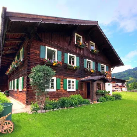 Tirolerhaus - Zentral Und Ruhig - Gemuetliche Dachgeschosswohnung Mit Separater Kueche, Schlafzimmer & Charme - Ab 7 Tage Buchbar
