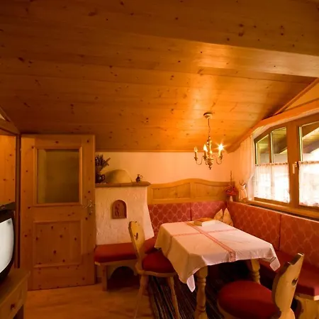 Tirolerhaus - Zentral Und Ruhig - Gemuetliche Dachgeschosswohnung Mit Separater Kueche, Schlafzimmer & Charme - Ab 7 Tage Buchbar * Tannheim