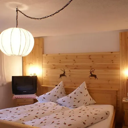 Homestay szállás Tirolerhaus - Zentral Und Ruhig - Gemuetliche Dachgeschosswohnung Mit Separater Kueche, Schlafzimmer & Charme - Ab 7 Tage Buchbar