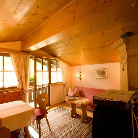 民宿 Tirolerhaus - Zentral Und Ruhig - Gemuetliche Dachgeschosswohnung Mit Separater Kueche, Schlafzimmer & Charme - Ab 7 Tage Buchbar *